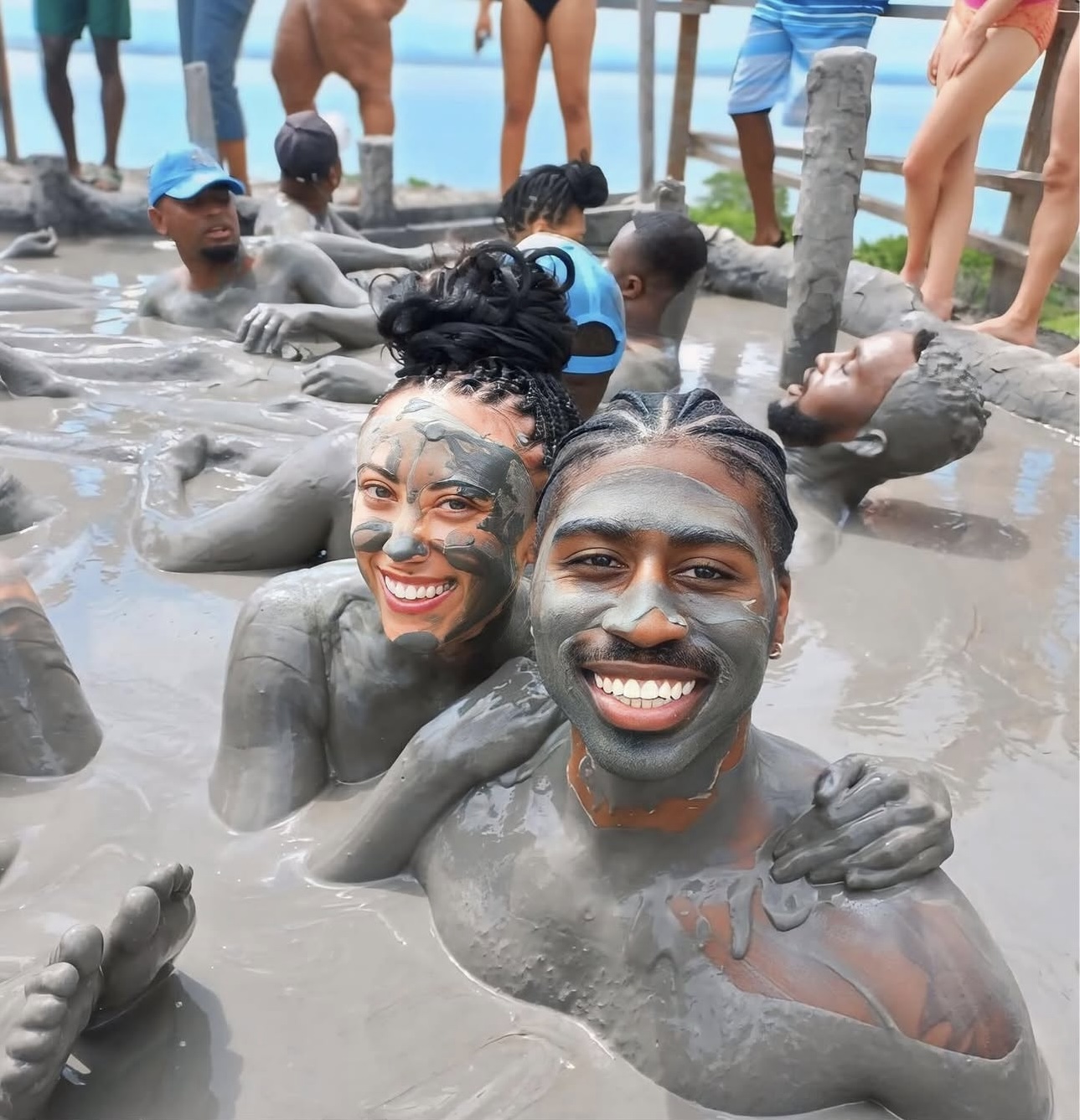 Turistas disfrutando una experiencia inolvidable en el Caribe colombiano