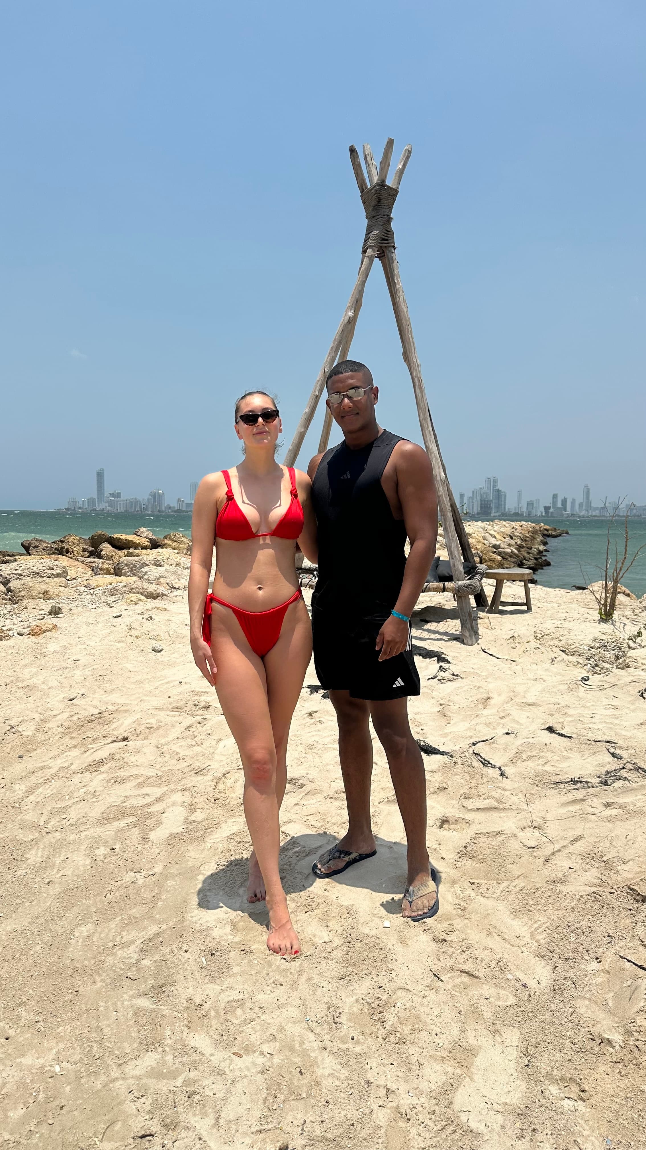 Grupo de viajeras en el ingreso de un beach club en Cartagena